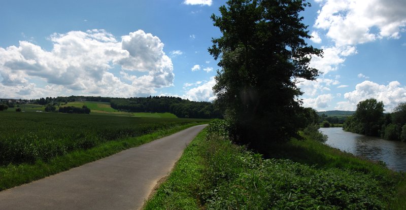 dal van de lahn.jpg - Op maandag besluiten we de fiets eens even te laten staan. We gaan via het Lahndal naar het centrum van Limburg an der Lahn wandelen en uiteraard ook weer terug. Als eerste een panoramafoto van het Lahndal waarbij je linksboven in de foto nog net de contouren kunt zien van schloss Oranienstein.